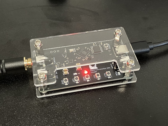 アクリルパネルで挟んだHRTFヘッドホンアンプの写真