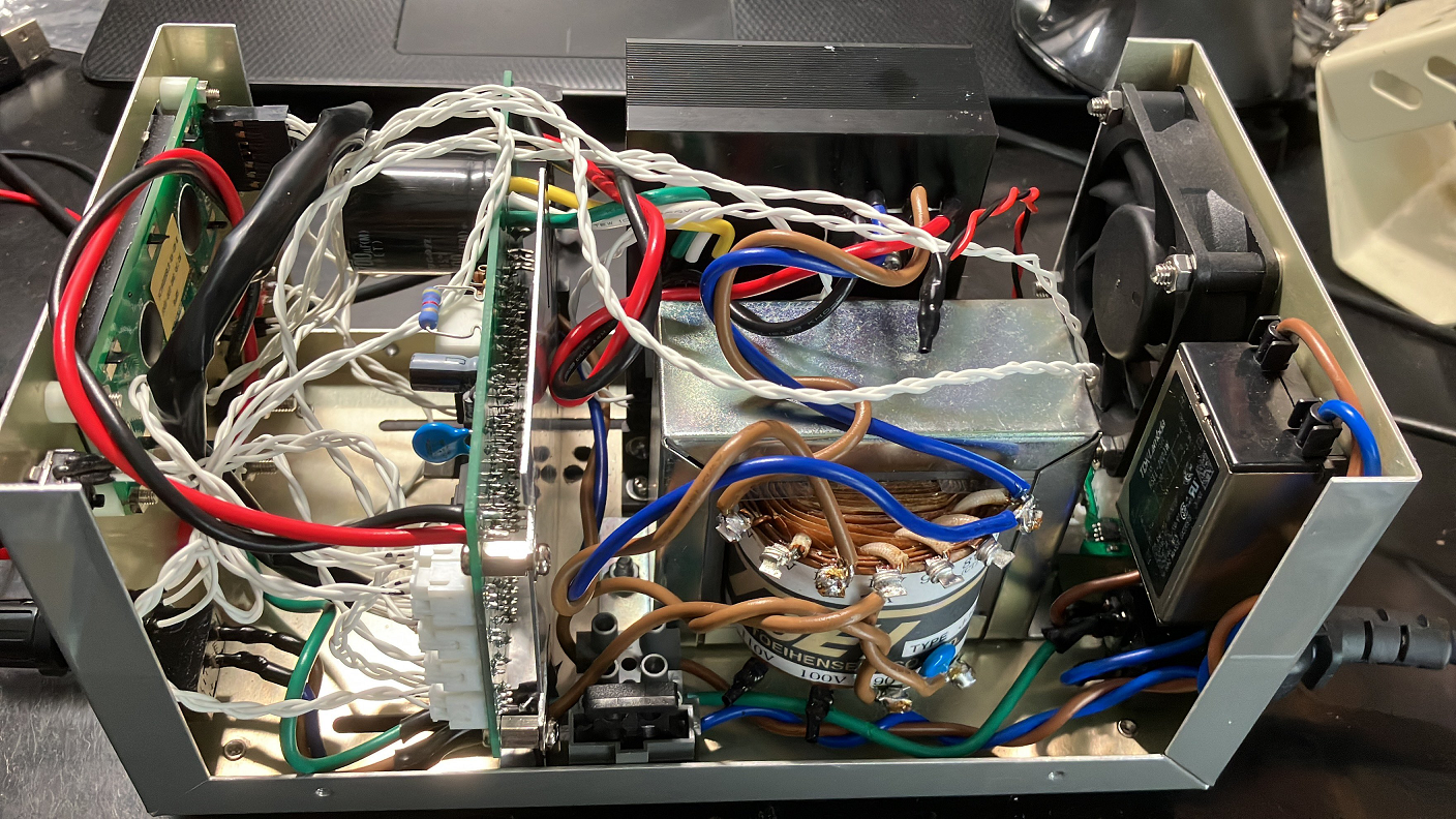 CVCC電源の内部写真